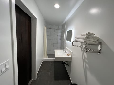 Deluxe Room | Bathroom