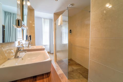 Luxury Double Room, Sauna | Bathroom | Shower, free toiletries, hair dryer, towels