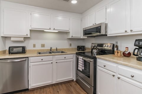 Condo, 2 Bedrooms | Private kitchen | Fridge, oven, stovetop, coffee/tea maker