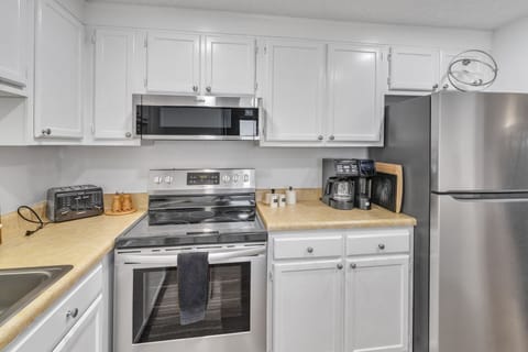 Condo, 2 Bedrooms | Private kitchen | Fridge, oven, stovetop, coffee/tea maker