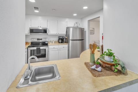 Condo, 2 Bedrooms | Private kitchen | Fridge, oven, stovetop, coffee/tea maker