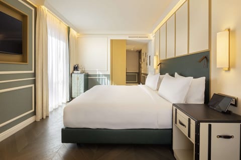 Premium Room, 1 King Bed, Corner | Minibar, in-room safe, blackout drapes, iron/ironing board