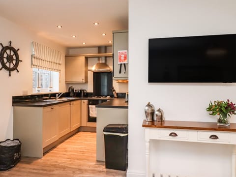 Cottage | Private kitchen | Fridge, electric kettle, toaster, cookware/dishes/utensils