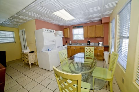 Classic Studio Suite | Private kitchen | Full-size fridge, microwave, oven, stovetop