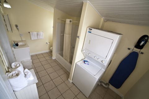 Apartment, 2 Bedrooms | Bathroom | Free toiletries, hair dryer, towels, shampoo