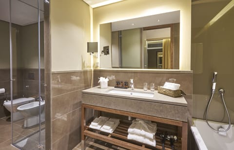 Junior Suite | Bathroom | Free toiletries, hair dryer, bathrobes, slippers