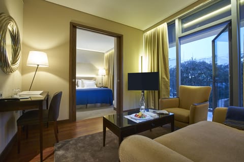 Junior Suite | Minibar, in-room safe, desk, iron/ironing board