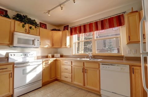 Condo, 2 Bedrooms | Private kitchen | Fridge, stovetop, coffee/tea maker