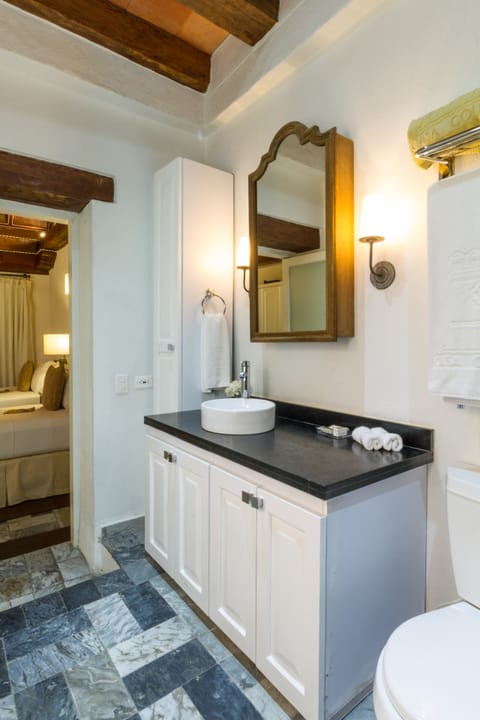 Superior Twin Room | Bathroom | Shower, rainfall showerhead, free toiletries, hair dryer