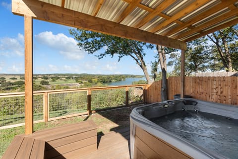 House, 4 Bedrooms | Outdoor spa tub