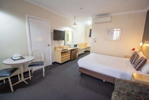 Standard Queen Room | Iron/ironing board, free WiFi, bed sheets