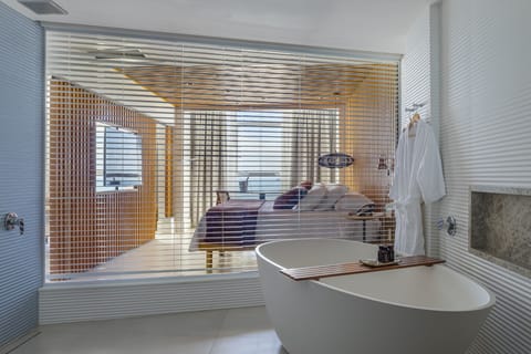 Suite Praiano | Bathroom | Free toiletries, hair dryer, towels