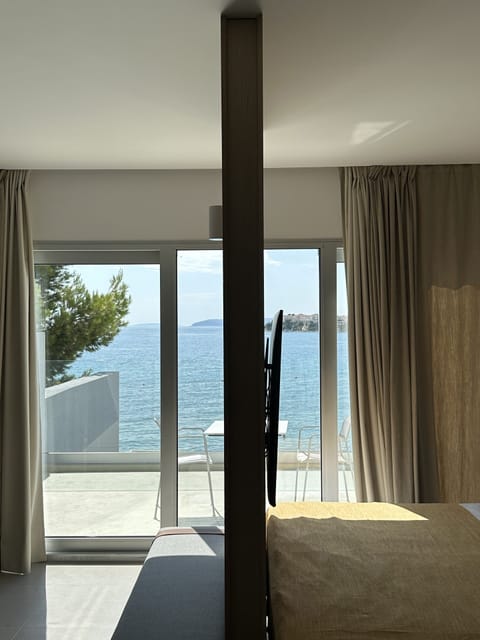 Premium Suite | Premium bedding, minibar, in-room safe, individually furnished