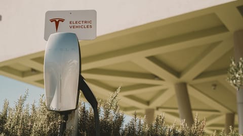 Electric vehicle charging station