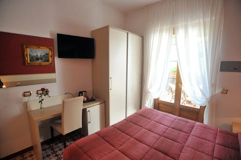 Double Room | Minibar, in-room safe, individually furnished, desk