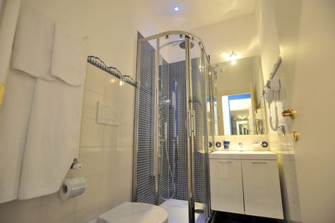 Triple Room | Bathroom | Combined shower/tub, hydromassage showerhead, free toiletries