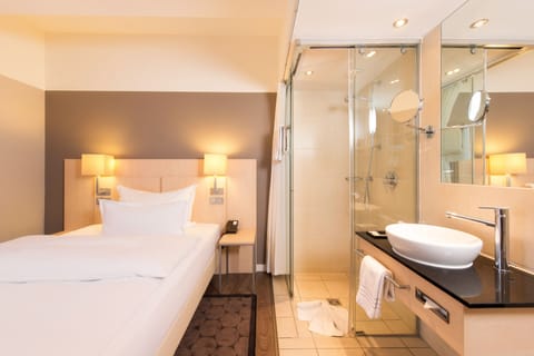 Economy Single Room | Bathroom | Shower, free toiletries, hair dryer, towels