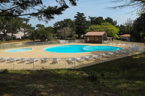 Indoor pool, seasonal outdoor pool, sun loungers