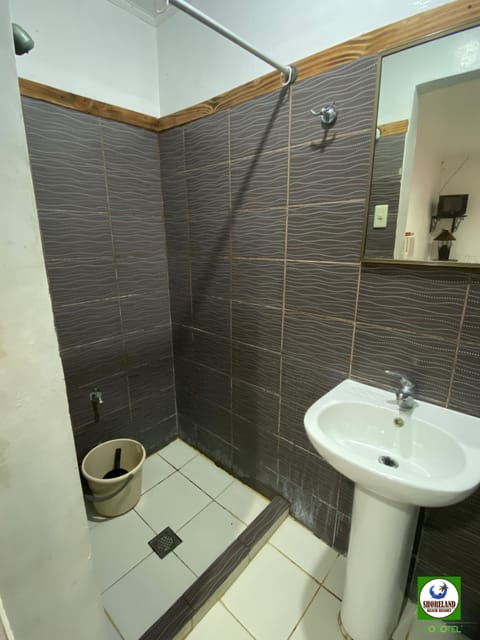 Family Room | Bathroom | Shower, bidet, towels