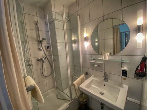 Economy Single Room | Bathroom | Free toiletries, hair dryer, towels