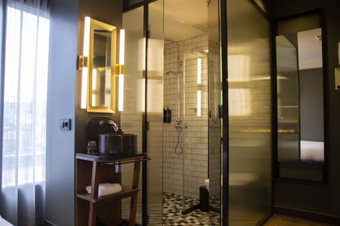 Basic Single Room | Bathroom | Shower, rainfall showerhead, free toiletries, hair dryer