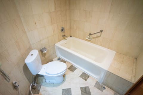 Deluxe Twin Room | Bathroom | Free toiletries, hair dryer, slippers, towels