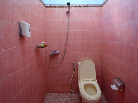 Deluxe Single Room, 1 Bedroom, Garden View | Bathroom | Shower, designer toiletries, hair dryer, bathrobes