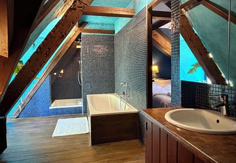 Superior Double Room | Bathroom | Free toiletries, hair dryer, towels