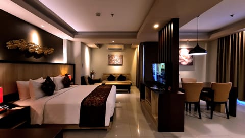 Studio Deluxe Room, Non Smoking | Premium bedding, pillowtop beds, in-room safe, desk