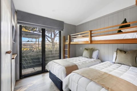 Premium Cabin - Sleeps 5 | Iron/ironing board, free WiFi, bed sheets