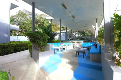 Cocktail bar, pool views, open daily