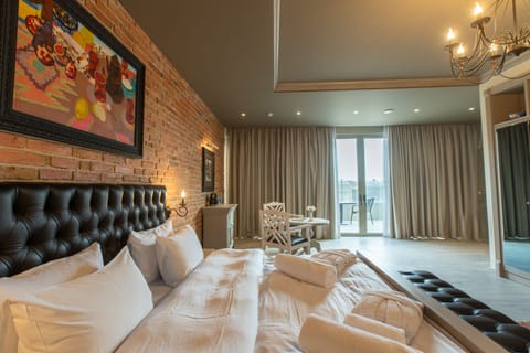 Panoramic Suite | Premium bedding, minibar, individually decorated, individually furnished