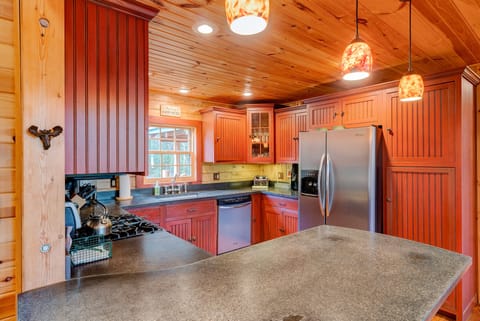 Cabin, 4 Bedrooms | Private kitchen | Fridge, oven, coffee/tea maker, toaster