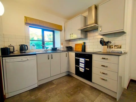 Cottage | Private kitchen | Fridge, microwave, oven, stovetop