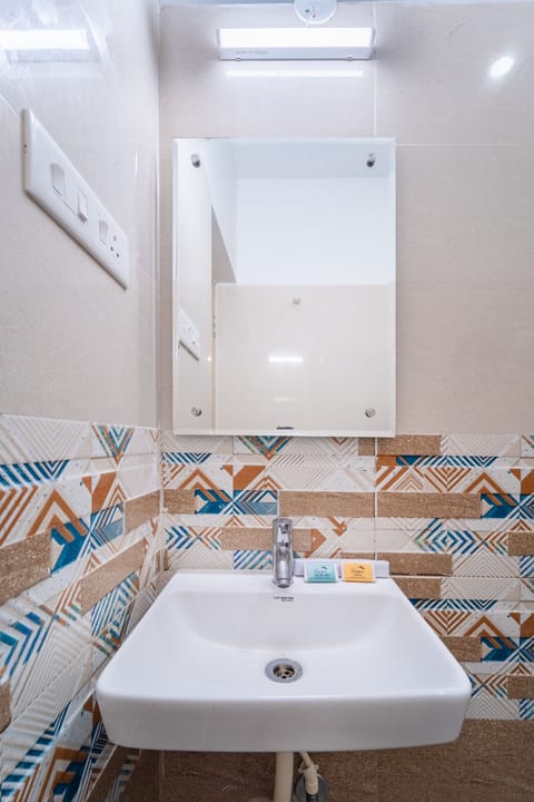 Deluxe Room | Bathroom | Shower, free toiletries, hair dryer, towels