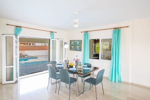 Villa, 4 Bedrooms, Smoking, Private Pool | Dining room