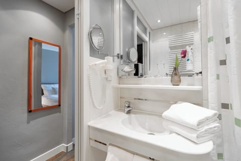 Comfort Room | Bathroom | Shower, towels