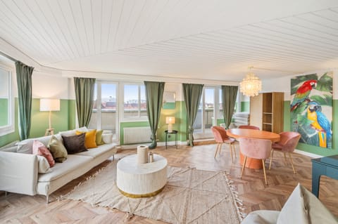 Deluxe Suite | Living area