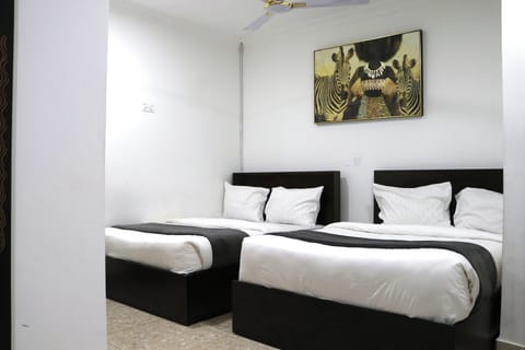 Premier Twin Room | Laptop workspace, iron/ironing board, free WiFi, bed sheets