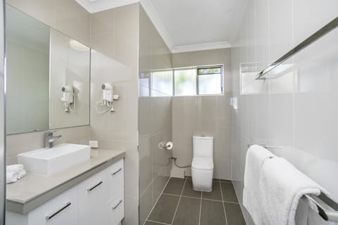 Superior Apartment, 2 Bedrooms, Non Smoking | Bathroom | Shower, free toiletries, hair dryer, slippers