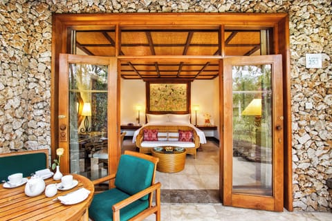 Luxury Room, Garden View (Lanai) | 1 bedroom, minibar, in-room safe, desk