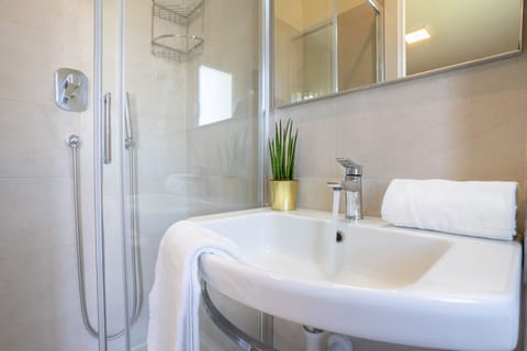 Classic Quadruple Room, Balcony | Bathroom | Free toiletries, hair dryer, towels