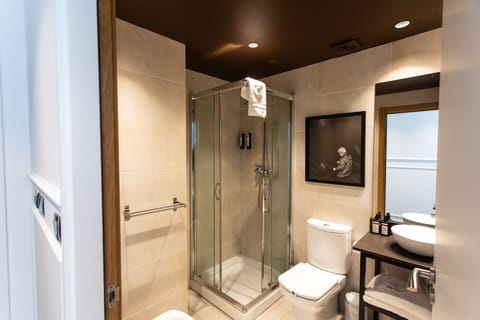 Luxury Room | Bathroom | Deep soaking tub, free toiletries, hair dryer, towels