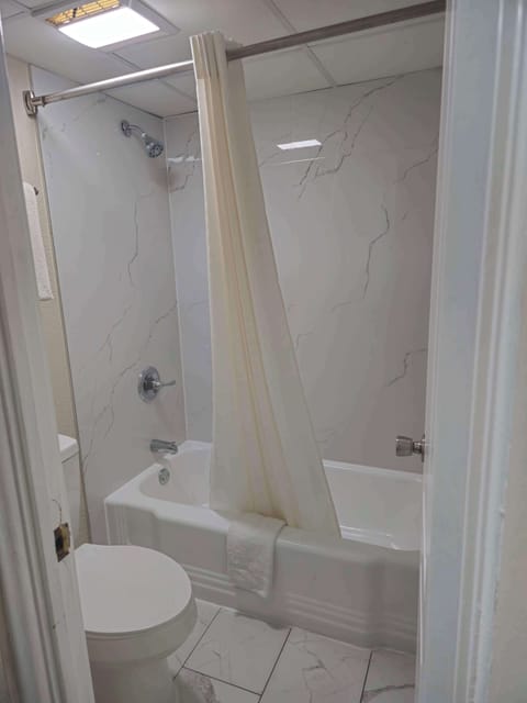 Combined shower/tub, free toiletries, hair dryer, towels