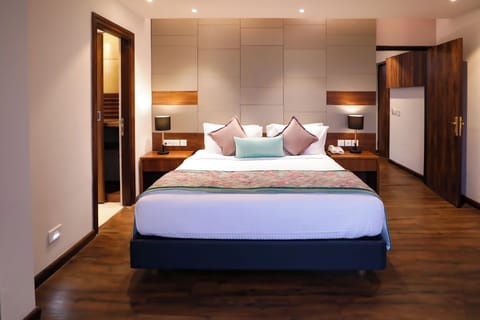 Deluxe Suite | Premium bedding, minibar, in-room safe, individually furnished