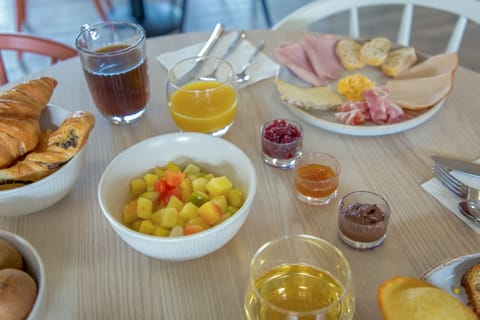 Daily full breakfast (EUR 13.90 per person)
