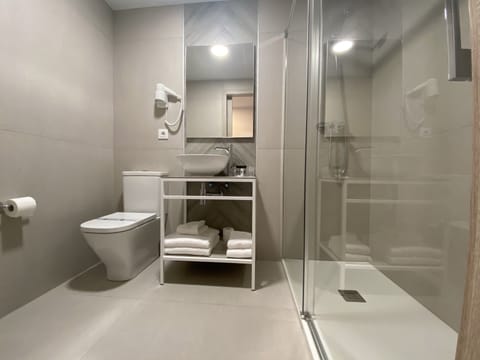 Deluxe Double or Twin Room | Bathroom | Shower, designer toiletries, hair dryer, towels