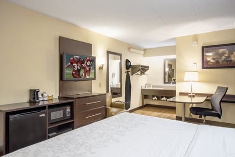 Superior Room, 1 King Bed (Smoke Free) | In-room safe, desk, laptop workspace, blackout drapes