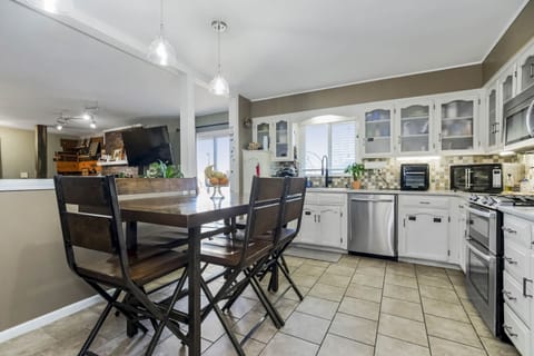 Full-size fridge, oven, stovetop, dishwasher