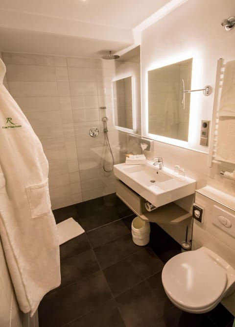 Comfort Double Room | Bathroom | Free toiletries, hair dryer, towels